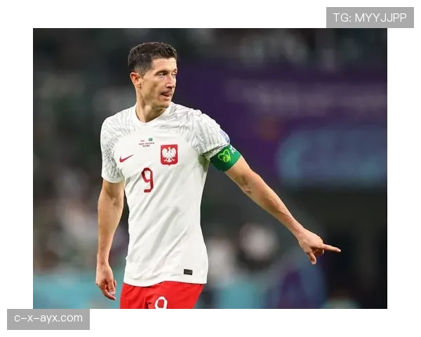 莱万多夫斯基再传沙特转会传闻，球迷密切关注其未来动向