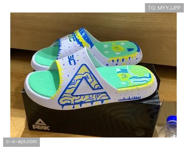 库里居然在家里穿着拖鞋玩游戏，这和赛场上那个神射手也太反差了吧！